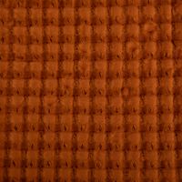 Dieses weiche Plaid aus reiner Baumwolle besticht durch seine markante Waffelstruktur in einem warmen Terracotta-Braun. Mit den Maßen 160 x 130 cm ist die Decke ideal für gemütliche Stunden. - Nahaufnahme