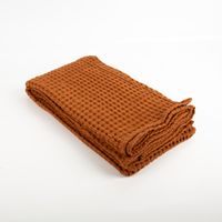 93457-Decke-Plaid-mit-Waffelstruktur-aus-Baumwolle-terracotta-braun-160x130cm-IMG-4140.jpg Dieses weiche Plaid aus reiner Baumwolle besticht durch seine markante Waffelstruktur in einem warmen Terracotta-Braun. Mit den Maßen 160 x 130 cm ist die Decke ideal für gemütliche Stunden. - Vollansicht