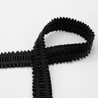 Schwarzes Gummiband aus Lederimitat mit Raffungen in 40 mm Breite, zur Schlaufe gelegt