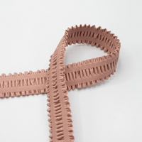 93473-Gummiband-Lederimitat-mit-Raffungen-Rosa-40mm-Breite-Screenshot-2025-12-18-225607.png Rosafarbiges Gummiband aus Lederimitat mit Raffungen in 40 mm Breite, zur Schlaufe gelegt