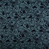 Hochwertiger Sweatstoff in Rauchblau-Melange mit sportlichen Motiven wie Fußbällen, Basketbällen und Flaggen in Schwarz. Der 1,40 m breite Stoff eignet sich ideal für bequeme Freizeitbekleidung - Vollansicht