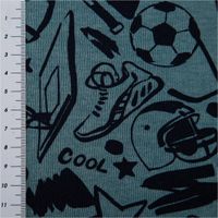 Hochwertiger Sweatstoff in Rauchblau-Melange mit sportlichen Motiven wie Fußbällen, Basketbällen und Flaggen in Schwarz. Der 1,40 m breite Stoff eignet sich ideal für bequeme Freizeitbekleidung - mit Massband