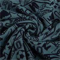 93487-Sweatstoff-mit-Sportmotiven-rauchblau-meliert-1-40m-Breite-IMG-3955.jpg Hochwertiger Sweatstoff in Rauchblau-Melange mit sportlichen Motiven wie Fußbällen, Basketbällen und Flaggen in Schwarz. Der 1,40 m breite Stoff eignet sich ideal für bequeme Freizeitbekleidung - kunstvoll eingedreht in Falten