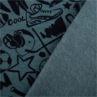 93487-Sweatstoff-mit-Sportmotiven-rauchblau-meliert-1-40m-Breite-IMG-3956.jpg Hochwertiger Sweatstoff in Rauchblau-Melange mit sportlichen Motiven wie Fußbällen, Basketbällen und Flaggen in Schwarz. Der 1,40 m breite Stoff eignet sich ideal für bequeme Freizeitbekleidung - mit Rueckseite