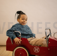 93487-Sweatstoff-mit-Sportmotiven-rauchblau-meliert-1-40m-Breite-Screenshot-2025-12-21-193731.png Kind im Spielzeugauto mit Pullover aus Sweatstoff rauchblau meliert mit Basketball- und Fußballmotiven