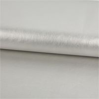 Hochwertiges Kunstleder in elegantem, glänzendem Hellsilber-Metallic mit einer authentischen Lederstruktur. Das 1,40 m breite Material mit Viskose-Rückseite ist ideal für Taschen, Polsterarbeiten oder trendige Bekleidung geeignet - ausgerollt und glatt lie