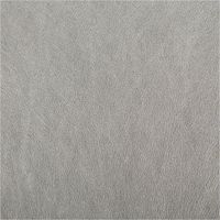 Hochwertiges Kunstleder in elegantem, glänzendem Hellsilber-Metallic mit einer authentischen Lederstruktur. Das 1,40 m breite Material mit Viskose-Rückseite ist ideal für Taschen, Polsterarbeiten oder trendige Bekleidung geeignet - Nahaufnahme