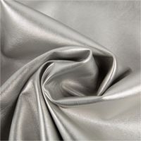 Hochwertiges Kunstleder in elegantem, glänzendem Hellsilber-Metallic mit einer authentischen Lederstruktur. Das 1,40 m breite Material mit Viskose-Rückseite ist ideal für Taschen, Polsterarbeiten oder trendige Bekleidung geeignet - kunstvoll eingedreht in