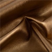 93489-Kunstleder-Lederimitat-Kreativleder-Polsterleder-Bekleidungsleder-mit-Viskose-kupfergold-metallic-1-4m-Breite-IMG-4015.jpg Hochwertiges Kunstleder in glänzendem Kupfergold-Metallic mit einer authentischen Lederstruktur. Das 1,40 m breite Material mit Viskose-Rückseite ist ideal für Taschen, Polsterarbeiten oder trendige Bekleidung geeignet - stilvoll drapiert
