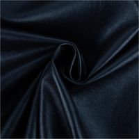 Hochwertiges Kunstleder in tiefem, metallisch glänzendem Cobaltblau mit einer authentischen Lederstruktur. Das 1,40 m breite Material mit Viskose-Rückseite ist ideal für Taschen, Polsterarbeiten oder trendige Bekleidung geeignet - kunstvoll eingedreht in F