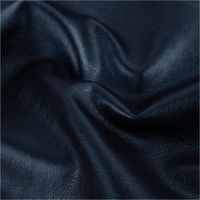 93490-Kunstleder-Lederimitat-Kreativleder-Polsterleder-Bekleidungsleder-mit-Viskose-cobalt-blau-metallic-1-4m-Breite-IMG-4033.jpg Hochwertiges Kunstleder in tiefem, metallisch glänzendem Cobaltblau mit einer authentischen Lederstruktur. Das 1,40 m breite Material mit Viskose-Rückseite ist ideal für Taschen, Polsterarbeiten oder trendige Bekleidung geeignet - stilvoll drapiert