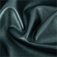 Hochwertiges Kunstleder in elegantem, metallisch glänzendem Meergrün mit einer authentischen Lederstruktur. Das 1,40 m breite Material mit Viskose-Rückseite ist ideal für Taschen, Polsterarbeiten oder trendige Bekleidung geeignet - stilvoll drapiert