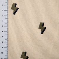 93496-Rippjersey-Rib-Jersey-Stoff-Bio-Baumwolle-Blitze-natur-gruen-1-2m-Breite-IMG-3967.jpg Hochwertiger Bio-Baumwoll-Rippjersey mit coolen, olivgrünen Blitzen auf naturfarbenem Grund. Der 1,20 m breite, elastische Stoff eignet sich perfekt für bequeme Kinderkleidung, Shirts oder Accessoires - mit Massband