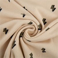 93496-Rippjersey-Rib-Jersey-Stoff-Bio-Baumwolle-Blitze-natur-gruen-1-2m-Breite-IMG-3969.jpg Hochwertiger Bio-Baumwoll-Rippjersey mit coolen, olivgrünen Blitzen auf naturfarbenem Grund. Der 1,20 m breite, elastische Stoff eignet sich perfekt für bequeme Kinderkleidung, Shirts oder Accessoires - kunstvoll eingedreht in Falten