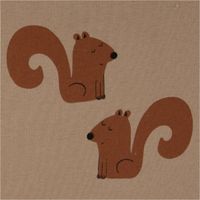 Hochwertiger French Terry mit niedlichen Eichhörnchen-Motiven in Braun auf sandfarbenem Grund. Der 1,48 m breite Sommersweat ist ideal für gemütliche Kinderbekleidung, Pullover oder bequeme Jogginghosen - Nahaufnahme