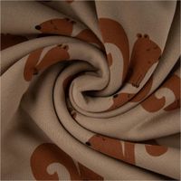 Hochwertiger French Terry mit niedlichen Eichhörnchen-Motiven in Braun auf sandfarbenem Grund. Der 1,48 m breite Sommersweat ist ideal für gemütliche Kinderbekleidung, Pullover oder bequeme Jogginghosen - kunstvoll eingedreht in Falten
