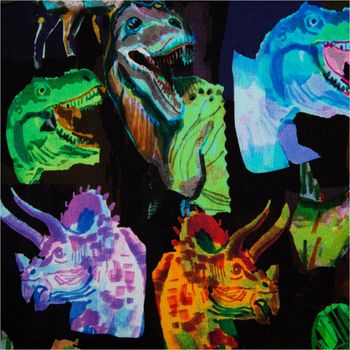 Hochwertiger Sweatstoff mit einem coolen Dinosaurier-Digitaldruck in leuchtenden Farben wie Grün, Blau und Orange auf schwarzem Grund. Der 1,40 m breite Stoff ist ideal für auffällige Kinderbekleidung oder Freizeitmode - Nahaufnahme
