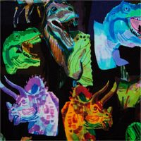 Hochwertiger Sweatstoff mit einem coolen Dinosaurier-Digitaldruck in leuchtenden Farben wie Grün, Blau und Orange auf schwarzem Grund. Der 1,40 m breite Stoff ist ideal für auffällige Kinderbekleidung oder Freizeitmode - Nahaufnahme