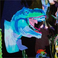 Hochwertiger Sweatstoff mit einem coolen Dinosaurier-Digitaldruck in leuchtenden Farben wie Grün, Blau und Orange auf schwarzem Grund. Der 1,40 m breite Stoff ist ideal für auffällige Kinderbekleidung oder Freizeitmode - Detailaufnahme