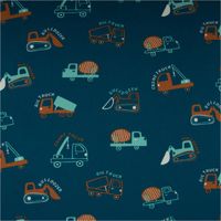 Hochwertiger Soft Sweat aus Baumwolle mit coolen Baufahrzeugen wie Kränen und Lastwagen in Türkis und Orange auf petrolfarbenem Grund. Der Stoff ist 1,48 m breit und ideal für gemütliche Kinderkleidung - Vollansicht