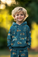 93500-Sweatstoff-Soft-Sweat-aus-Baumwolle-Baufahrzeuge-blau-orange-1-48m-Breite-Screenshot-2025-12-22-205252.png Kleiner Junge mit Hose und Hoodie aus Sweatstoff mit Baustellenmotiven