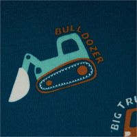 93500-Sweatstoff-Soft-Sweat-aus-Baumwolle-Baufahrzeuge-petrol--orange-1-48m-Breite-IMG-3940.jpg Hochwertiger Soft Sweat aus Baumwolle mit coolen Baufahrzeugen wie Kränen und Lastwagen in Türkis und Orange auf petrolfarbenem Grund. Der Stoff ist 1,48 m breit und ideal für gemütliche Kinderkleidung - Detailaufnahme