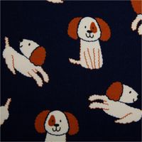 Hochwertiger Soft Sweat aus Baumwolle mit einem niedlichen Hunde-Muster in Weiß und Braun auf dunkelblauem Grund. Der 1,48 m breite Stoff ist ideal für bequeme Kinderbekleidung oder Freizeitmode - Nahaufnahme