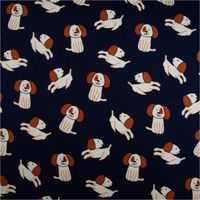 93502-Sweatstoff-Soft-Sweat-aus-Baumwolle-Hunde-dunkelblau-ecru-1-48m-Breite-IMG-3932.jpg Hochwertiger Soft Sweat aus Baumwolle mit einem niedlichen Hunde-Muster in Weiß und Braun auf dunkelblauem Grund. Der 1,48 m breite Stoff ist ideal für bequeme Kinderbekleidung oder Freizeitmode - Vollansicht