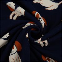 93502-Sweatstoff-Soft-Sweat-aus-Baumwolle-Hunde-dunkelblau-ecru-1-48m-Breite-IMG-3935.jpg Hochwertiger Soft Sweat aus Baumwolle mit einem niedlichen Hunde-Muster in Weiß und Braun auf dunkelblauem Grund. Der 1,48 m breite Stoff ist ideal für bequeme Kinderbekleidung oder Freizeitmode - kunstvoll eingedreht in Falten