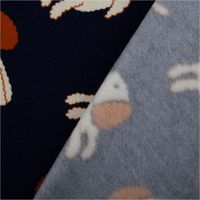 93502-Sweatstoff-Soft-Sweat-aus-Baumwolle-Hunde-dunkelblau-ecru-1-48m-Breite-IMG-3936.jpg Hochwertiger Soft Sweat aus Baumwolle mit einem niedlichen Hunde-Muster in Weiß und Braun auf dunkelblauem Grund. Der 1,48 m breite Stoff ist ideal für bequeme Kinderbekleidung oder Freizeitmode - mit Rueckseite