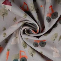93504-Baumwollstoff-Popeline-Digitaldruck-Bauernhof-beige-orange-gruen-1-45m-Breite-IMG-3923.jpg Hochwertiger Baumwoll-Popeline mit liebevollem Digitaldruck zum Thema Bauernhof in Orange, Grün und Weiß auf beigem Grund. Der 1,45 m breite Stoff zeigt niedliche Motive wie Traktoren, Häschen und kleine Häuser - kunstvoll eingedreht in Falten