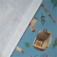 93505-Baumwollstoff-Popeline-Digitaldruck-Wanderausflug-blau-bunt-1-45m-Breite-IMG-3917.jpg Hochwertiger Baumwoll-Popeline mit detailreichem Digitaldruck zum Thema Wanderausflug in Blau und bunten Farben. Der 1,45 m breite Stoff zeigt charmante Motive wie Rucksäcke, Wanderstiefel und Camping-Ausrüstung - mit Rueckseite