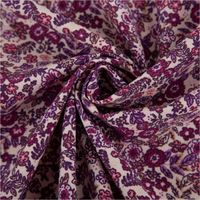 Charmanter Baumwollstoff "Barbara" begeistert durch ein romantisches Allover-Muster aus filigranen Blümchen in verschiedenen Lila- und Beeren-Tönen auf einem hellen Grund in Ecru. Mit einer großzügigen Breite von 1,47 m eignet er sich ideal für vielseitige
