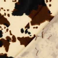 Rückseite des Kunstfells Velours mit textilem Trägermaterial nach vorn umgeschlagen
