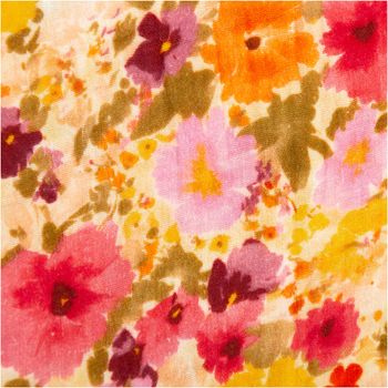 Nahaufnahme Baumwoll-Musselin mit Blüten-Digitaldruck in Orange, Gelb und Rosa, weiche Stoffstruktur