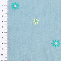 Der hochwertige Jeansstoff Chambray garngefärbt bestickt Blüten hellblau bunt 1,30m Breite besticht durch sein florales Design. Ideal für sommerliche Bekleidung wie Kleider, Blusen oder leichte Kinderkleidung - mit Massband