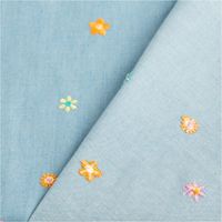 Der hochwertige Jeansstoff Chambray garngefärbt bestickt Blüten hellblau bunt 1,30m Breite besticht durch sein florales Design. Ideal für sommerliche Bekleidung wie Kleider, Blusen oder leichte Kinderkleidung - mit Rueckseite