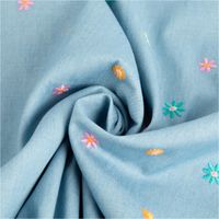 93550-Jeansstoff-Chambray-garngefaerbt-bestickt-Blueten-hellblau-bunt-1-30m-Breite-IMG-5078.jpg Der hochwertige Jeansstoff Chambray garngefärbt bestickt Blüten hellblau bunt 1,30m Breite besticht durch sein florales Design. Ideal für sommerliche Bekleidung wie Kleider, Blusen oder leichte Kinderkleidung - kunstvoll eingedreht in Falten