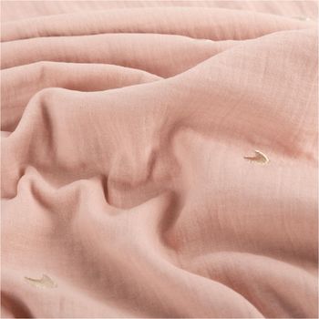 Zarter Musselin Stoff Double Gauze in Rosa, veredelt mit hochwertiger Stickerei aus Sternen und Monden. Mit 1,35 m Breite ideal für weiche Babykleidung oder gemütliche Accessoires - stilvoll drapiert