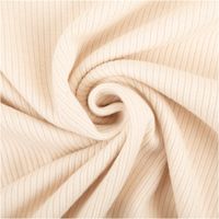 Hochwertiger Rippjersey aus Baumwolle in zeitlosem Naturweiß. Die 1,46 m breite Meterware ist elastisch und weich – perfekt für bequeme Kleidung wie Shirts, Leggings oder Baby-Outfits - kunstvoll eingedreht in Falten