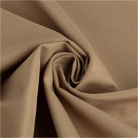 Der robuste Outdoor Stoff Waterproof wasserdicht Polyester uni taupe 1,45m Breite bietet zuverlässigen Schutz vor Nässe. Ideal für langlebige Gartenmöbelauflagen, Taschen und wetterfeste Bekleidung - kunstvoll eingedreht in Falten