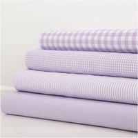 Dieser hochwertige Baumwollstoff Popeline Yarn Dyed garngefärbt Vichy Karos lila weiß 1,44m Breite besticht durch sein klassisches, kleinteiliges Karomuster in zartem Flieder und Weiß - mit weiteren Stoffen praesentiert