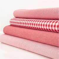 Dieser hochwertige Baumwollstoff Popeline Yarn Dyed garngefärbt Vichy Karos rot weiß 1,44m Breite besticht durch sein klassisches, leuchtendes Karomuster in Rot und Weiß - mit weiteren Stoffen praesentiert