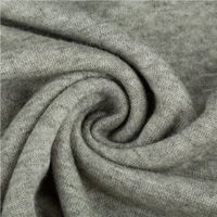 Dieser weiche Viskose Strickstoff in der Farbe Pickle Grün meliert besticht durch seine feine, gleichmäßige Oberflächenstruktur. Mit einer Breite von 1,50 m eignet sich der Feinstrick ideal für fließende Kleidungsstücke - kunstvoll eingedreht in Falten