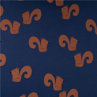Hochwertiger French Terry Sommersweat in kräftigem Blau, verziert mit einem niedlichen Eichhörnchen-Print in Braun. Der Stoff ist mit 1,48 m Breite perfekt geeignet für gemütliche Jogginghosen, Hoodies oder kindgerechte Freizeitkleidung - Vollansicht