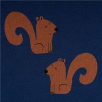 Hochwertiger French Terry Sommersweat in kräftigem Blau, verziert mit einem niedlichen Eichhörnchen-Print in Braun. Der Stoff ist mit 1,48 m Breite perfekt geeignet für gemütliche Jogginghosen, Hoodies oder kindgerechte Freizeitkleidung - Nahaufnahme