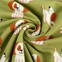 93592-Sweatstoff-Soft-Sweat-aus-Baumwolle-Hunde-gruen-ecru-1-48m-Breite-IMG-4209.jpg Weicher Soft Sweat Sweatstoff aus Baumwolle in frischem Grün, bedruckt mit drolligen Hunden in Ecru und Braun. Die großzügige Breite von 1,48 m bietet viel Spielraum für bequeme Kinderoutfits oder gemütliche Freizeitmode - kunstvoll eingedreht in Falten