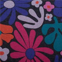 Dieser hochwertige Sweatstoff in Dunkelblau begeistert durch sein modernes Melange-Muster mit abstrakten Blumen und Blüten in leuchtendem Rosa und Rot. Der Stoff ist 1,38 m breit und ideal für modische Bekleidungsprojekte - Nahaufnahme