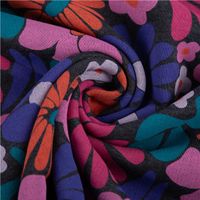 93593-Sweatstoff-Melange-Blumen-Blueten-abstrakt-dunkelblau-rosa-rot-1-38m-Breite-IMG-4203.jpg Dieser hochwertige Sweatstoff in Dunkelblau begeistert durch sein modernes Melange-Muster mit abstrakten Blumen und Blüten in leuchtendem Rosa und Rot. Der Stoff ist 1,38 m breit und ideal für modische Bekleidungsprojekte - kunstvoll eingedreht in Falten