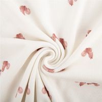 Dieser weiche Rippjersey aus Baumwolle ist in Natur gehalten und mit einem niedlichen Eichhörnchen-Print in Braun verziert. Der Stoff ist 1,2 m breit und ideal für Kleidung - kunstvoll eingedreht in Falten